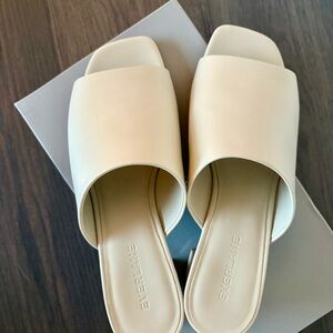 Everlane Leather Mule Sandal – Bone

Women’s 7.5 | New in box